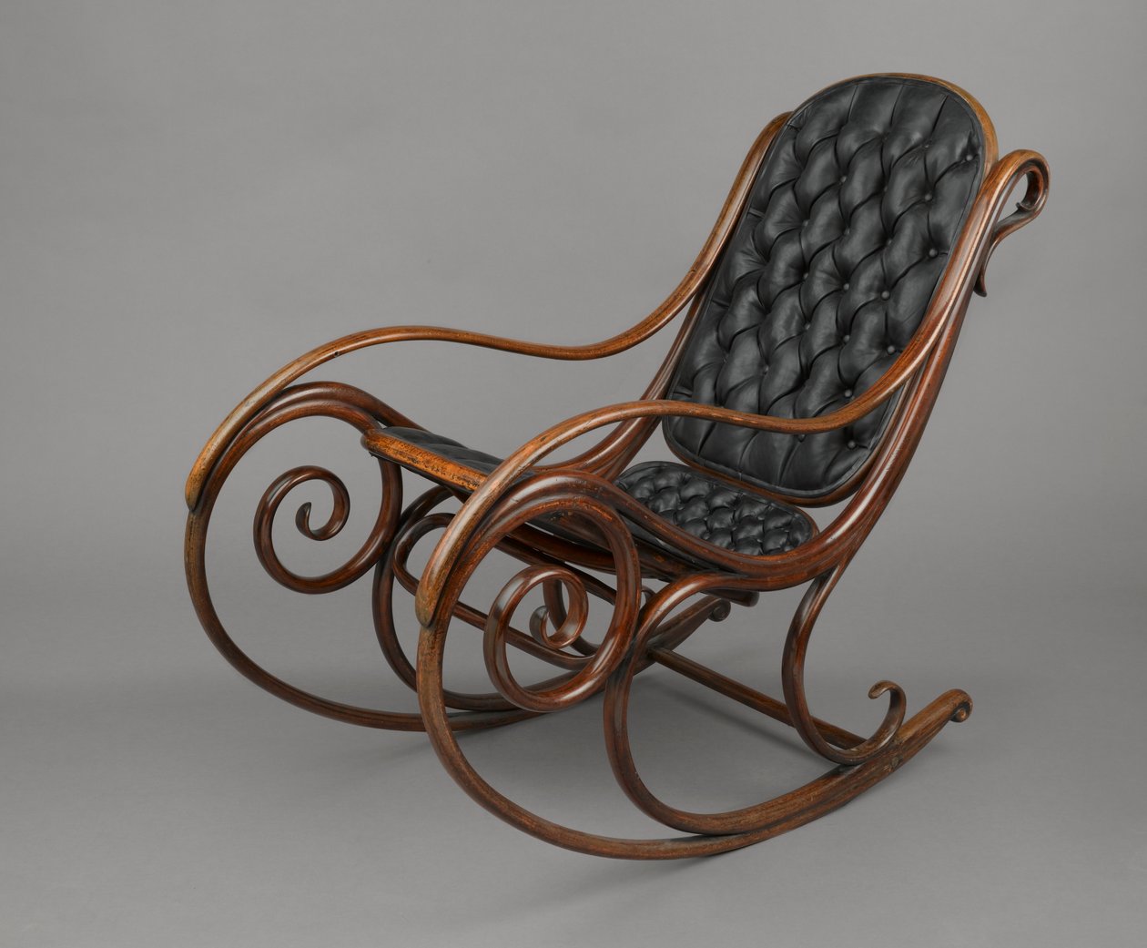 Gyngestol, modell #1, designet ca. 1860, produsert ca. 1900 (kobber bøk og skinn) av Michael Thonet