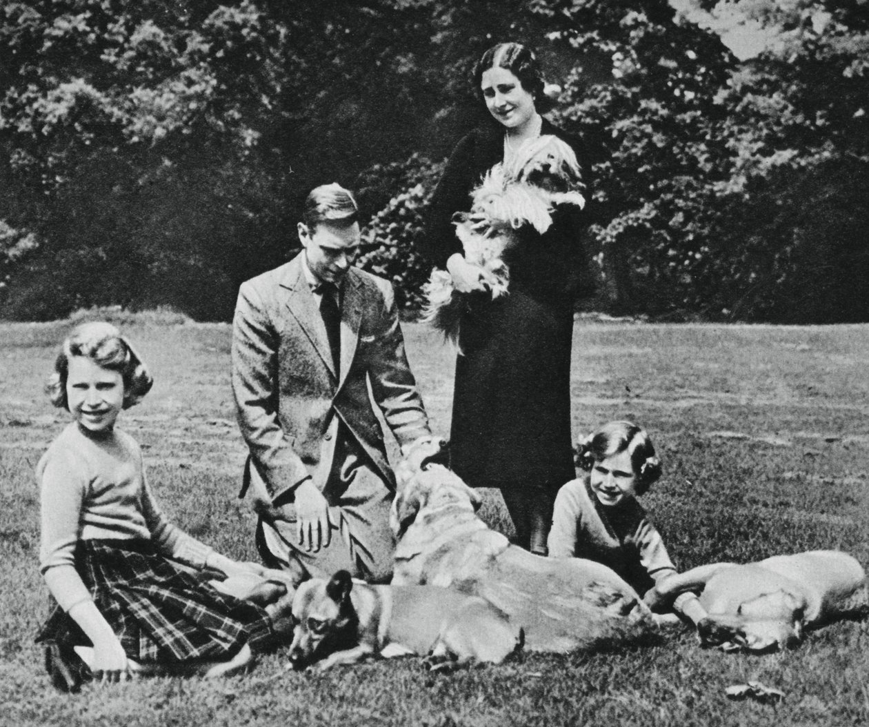 Kongefamilie som en lykkelig gruppe hundeelskere, 1937. av Michael Chance