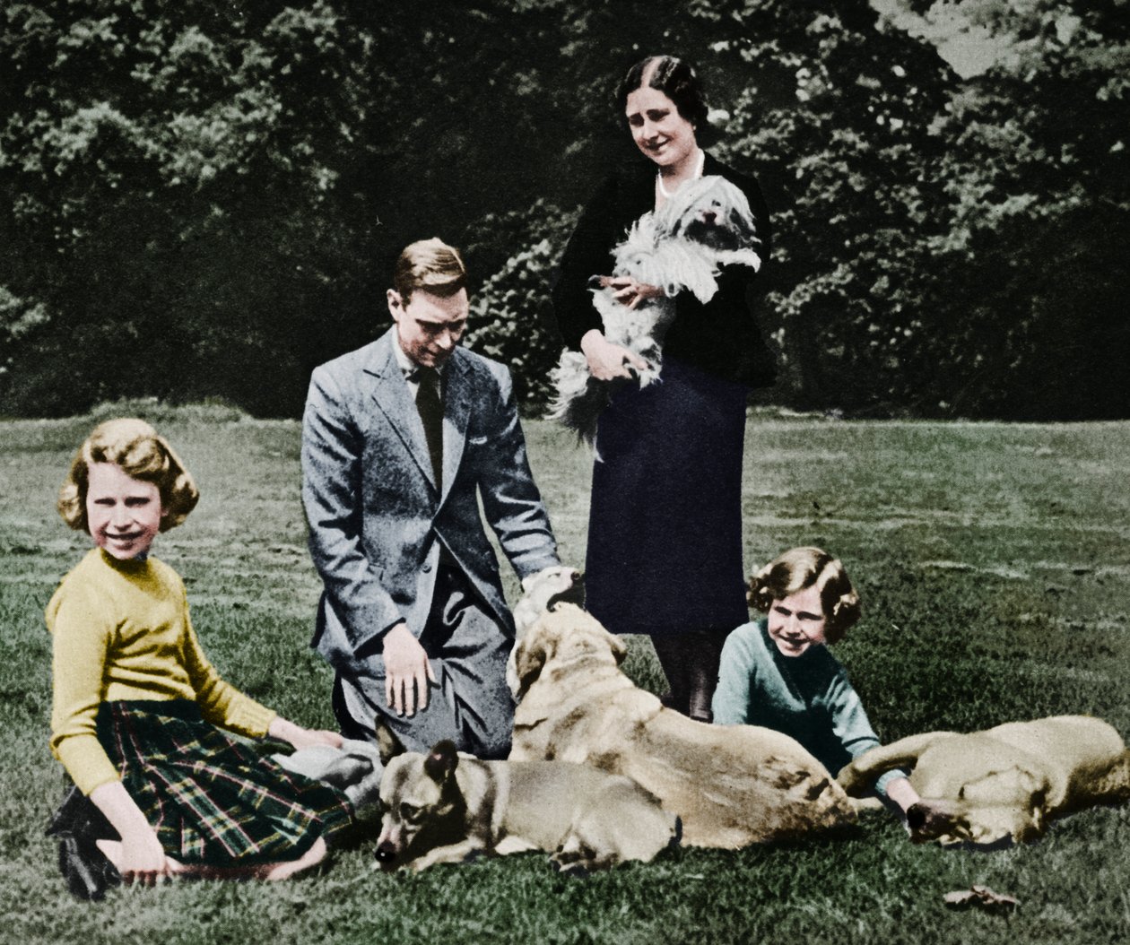 Kongefamilie som en lykkelig gruppe hundeelskere, 1937 av Michael Chance