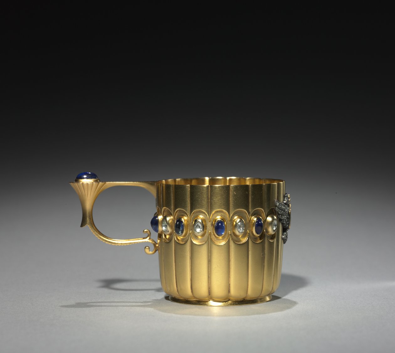 Miniature Cup, firma av Peter Carl Fabergé (1846-1920), før 1896 (gull, diamanter, safirer) av Michael Evlampievich Perkhin