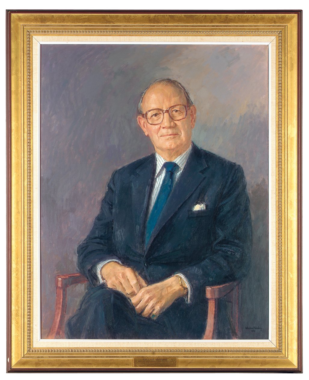 Portrett av Lord Aldington, sittende iført mørk dress av Michael Noakes