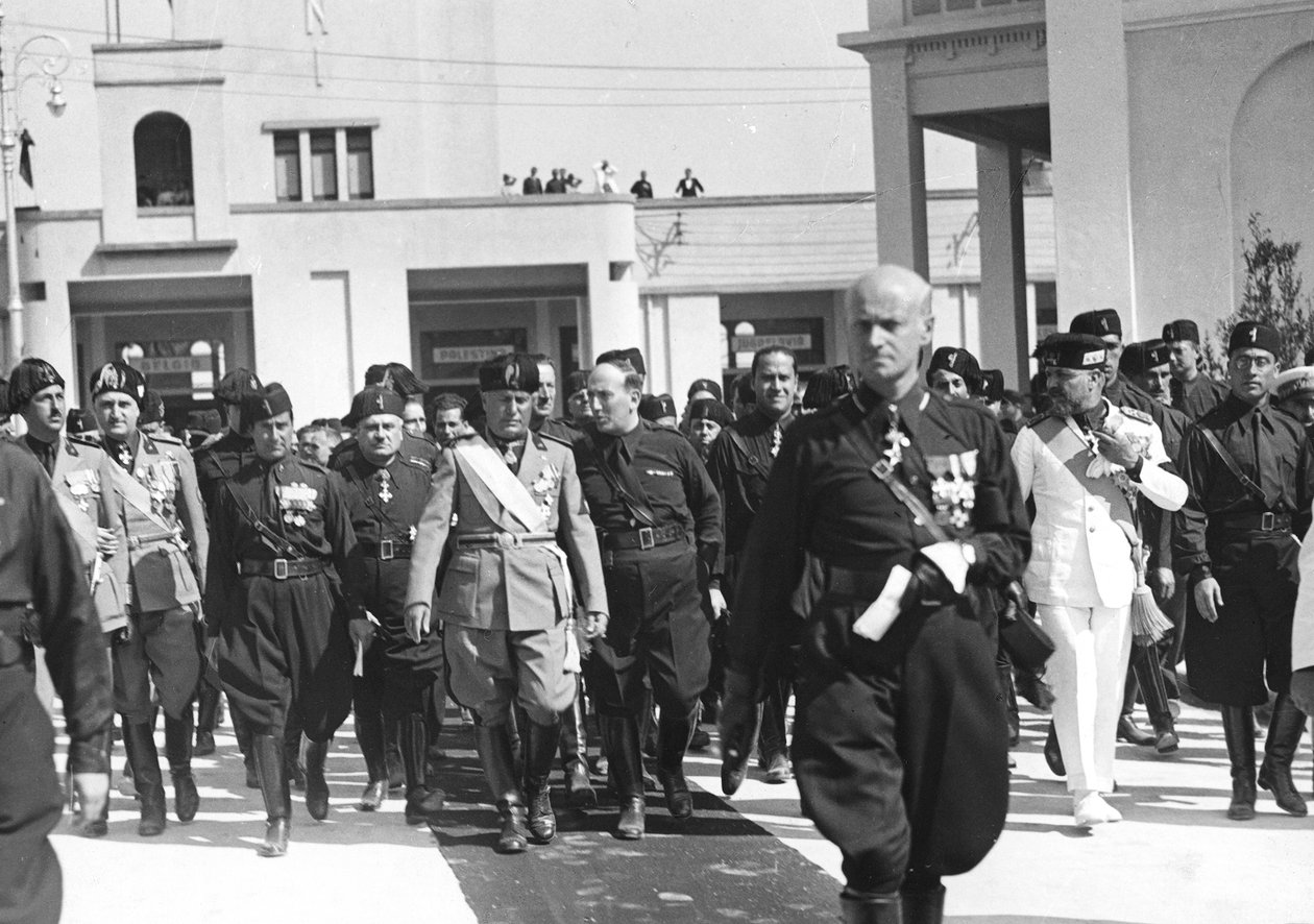 Mussolini ved åpningen av den femte festivalen i Levante i Bari, 06/09/1934 (s/hvitt-bilde) av Michele Ficarelli