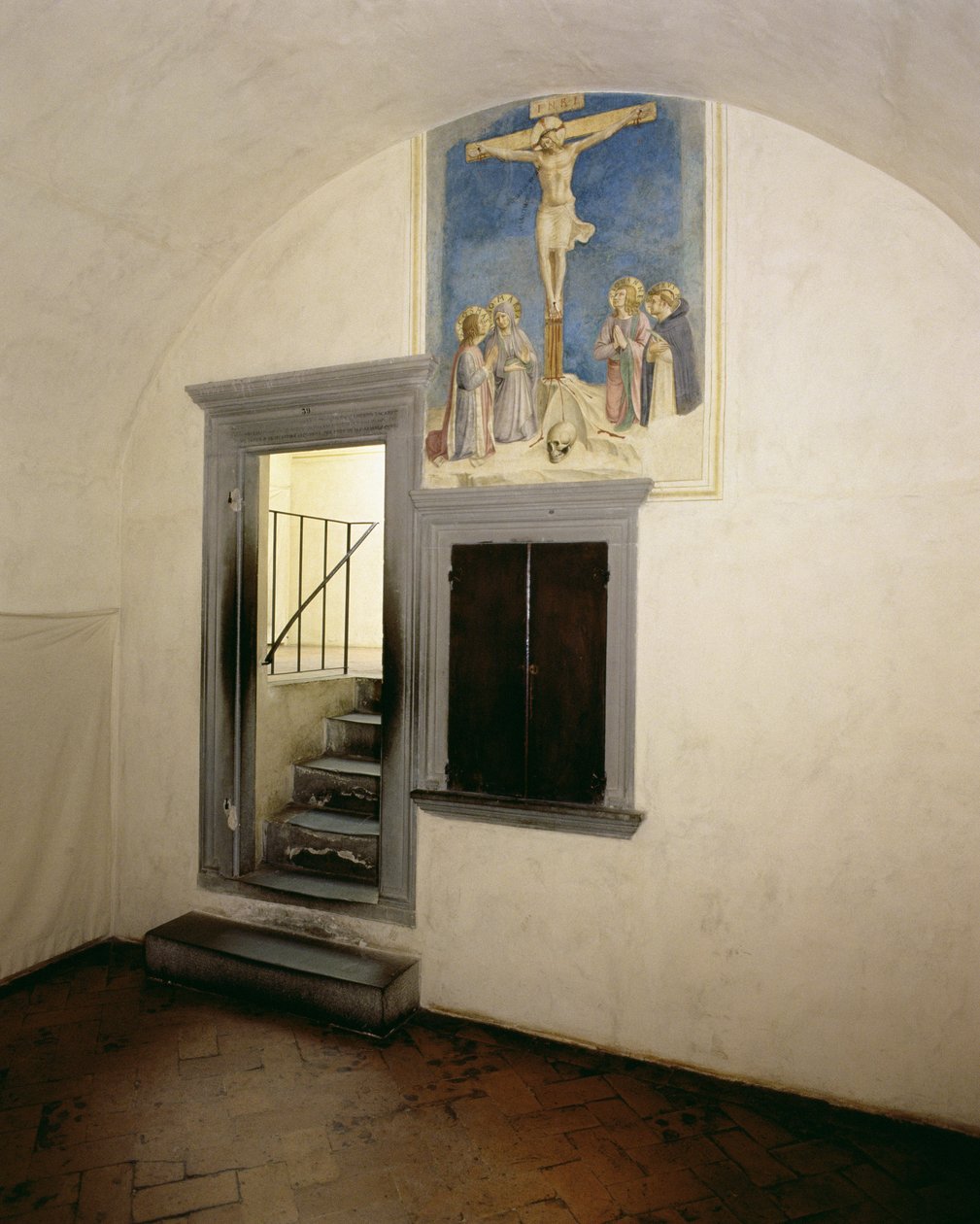 Utsikt over en munkecelle dekorert med 'Korsfestelsen med hellige' av Fra Angelico (1387-1455) av Michelozzo di Bartolommeo