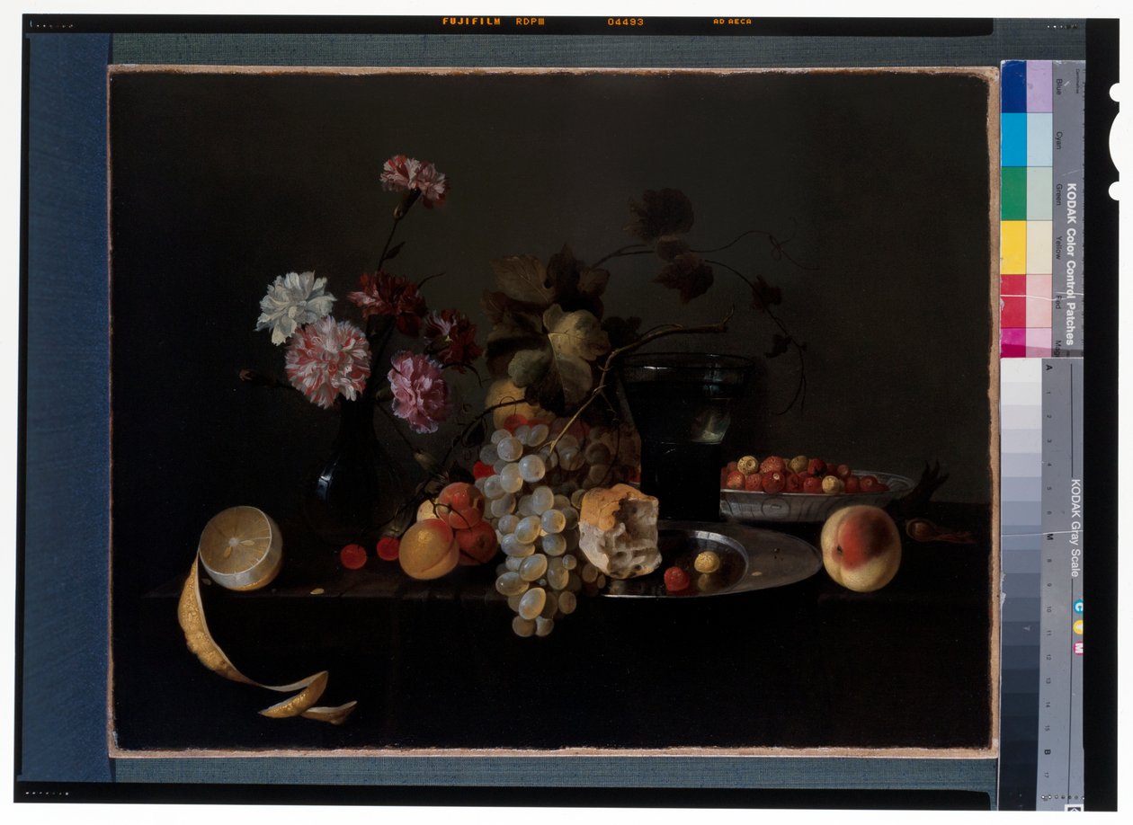 Stilleben med blomster, frukt og et rommerglass på en steinhelle av Michiel Simons