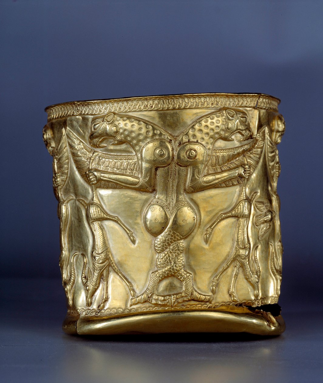 Ancient Art Oriental: Electrum-kopp som representerer et monster med sammenflettede drivhus, rundt 1200 f.Kr. Fra Nord-Iran. Paris, Musée du Louvre av Middle Elamite Period