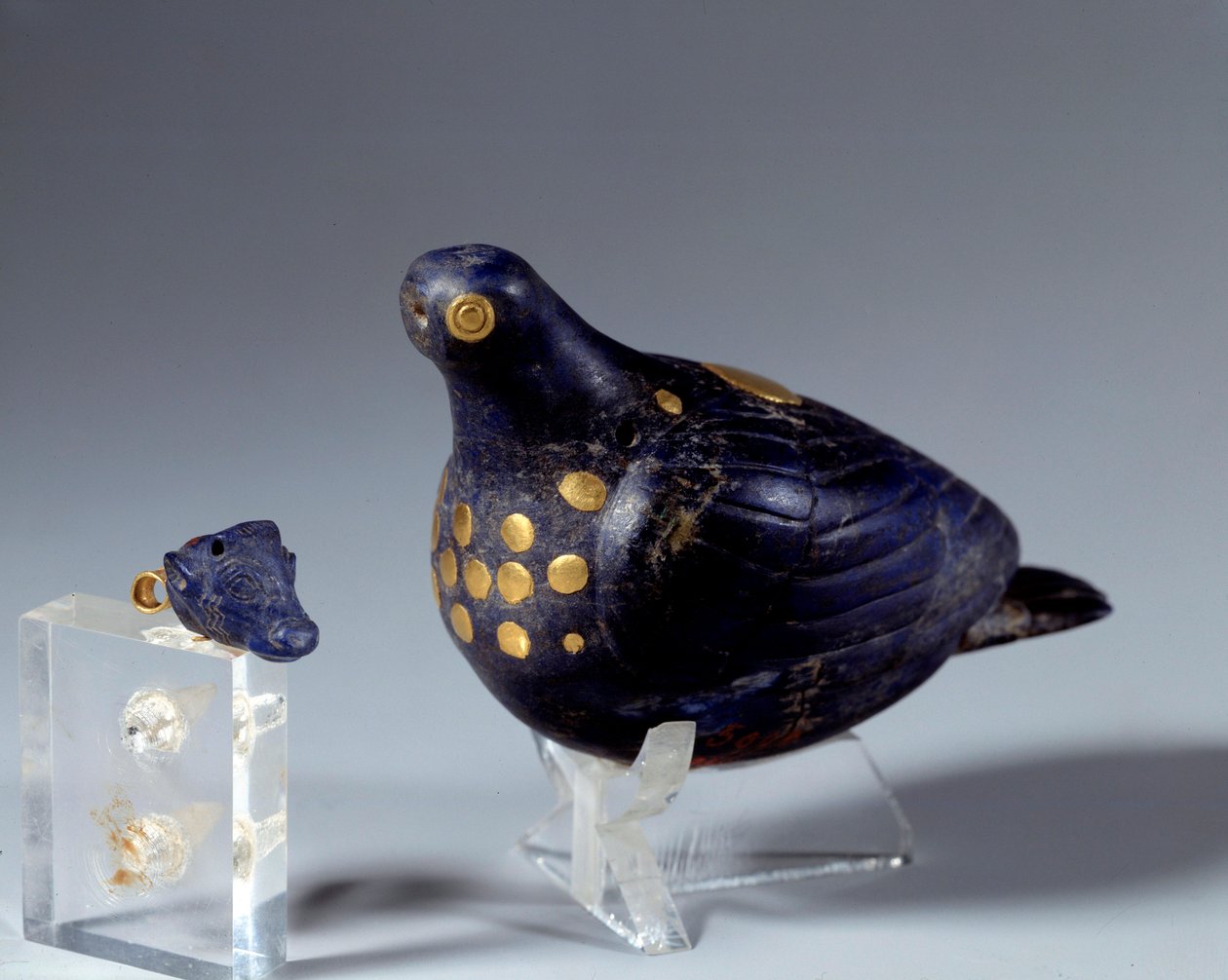 Østlig antikvitet: due i lapis lazuli (lapis lazuli) og gull. Fra nettsiden til Susa. Medio-elamitt periode (Iran). 1200 f.Kr. Paris, Louvre-museet av Middle Elamite Period