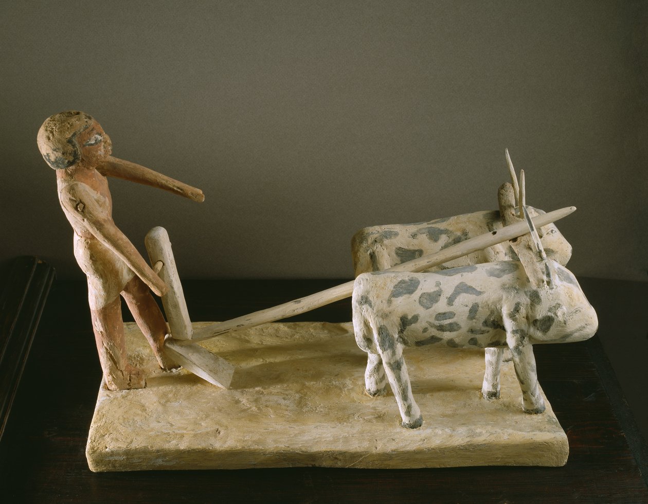 Begravelsesmodell av en plogmann som leder plogen sin tegnet av to okser (malt tre) av Middle Kingdom Egyptian