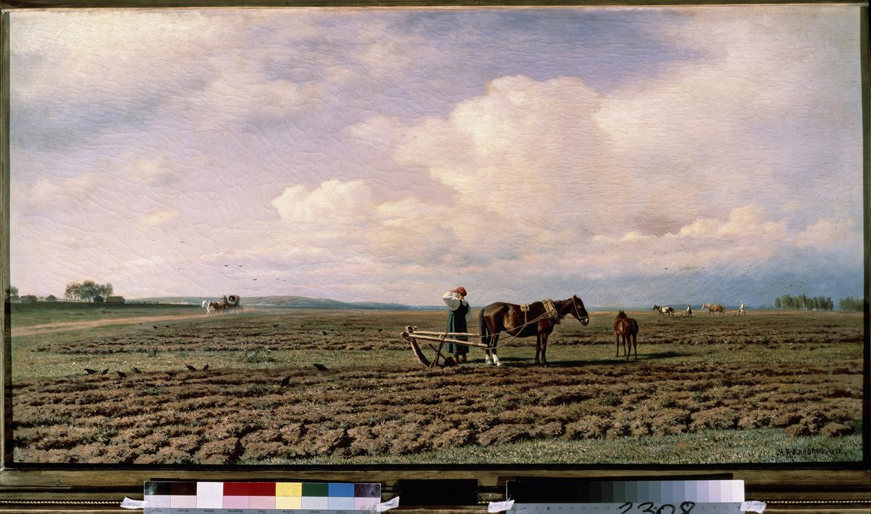 I feltet (At the Field). Beskrivelse av et landskap med pløyd jord, med bønder og deres ploger trukket av hester, i det fjerne beveger et lag seg fremover på en grusvei. Maleri av Mikhail Konstantinovich Klodt (1832-1902), olje på lerret av Mikhail Konstantinovich Klodt