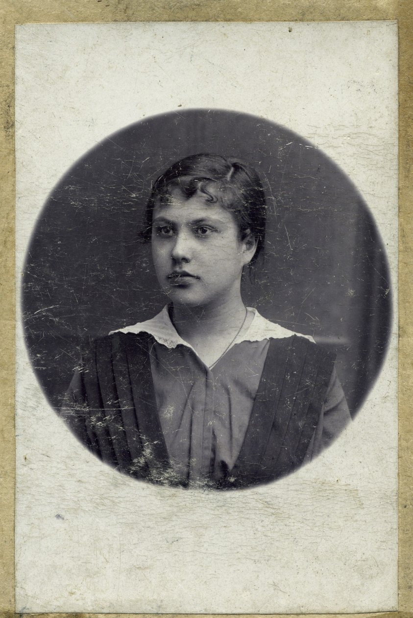 Gammelt portrett av en ung jente. Bildet ble tatt rundt 1914 (bilde) av Mikhail Pogosov