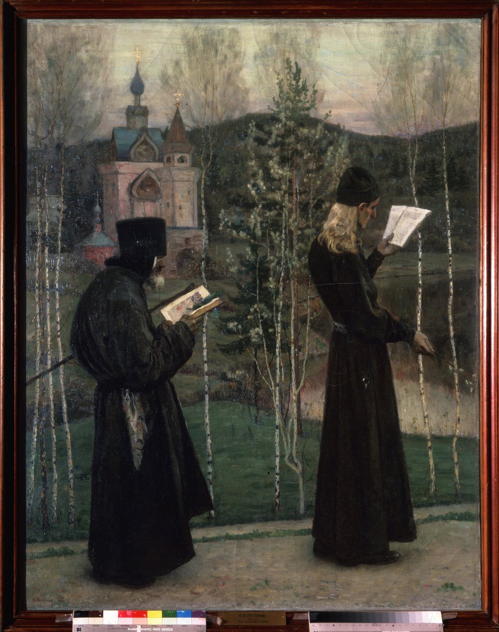 Klokkene ringer (Ringing the Bells). To munker som leser mens de går, er på vei mot en kirke i bakgrunnen. Maleri av Mikhail Vasilyevich Nesterov (1862-1942), olje på lerret av Mikhail Vasilievich Nesterov