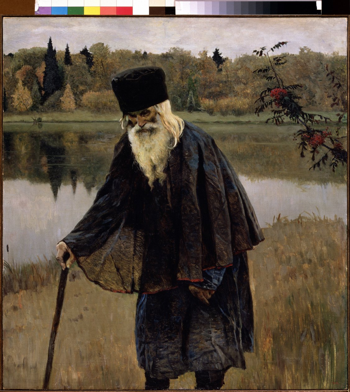 En eremitt (En eremitt). En gammel mann, med skjegg og hvitt hår, går, bøyd over stokken, ved bredden av en innsjø. Maleri av Mikhail Vasilyevich Nesterov (1862-1942), olje på lerret av Mikhail Vasilievich Nesterov