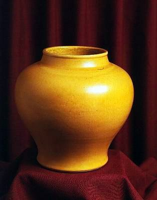 Krukke dekorert med strålende gul emalje, sent på 1500-tallet (porselen) av Ming Dynasty Chinese School