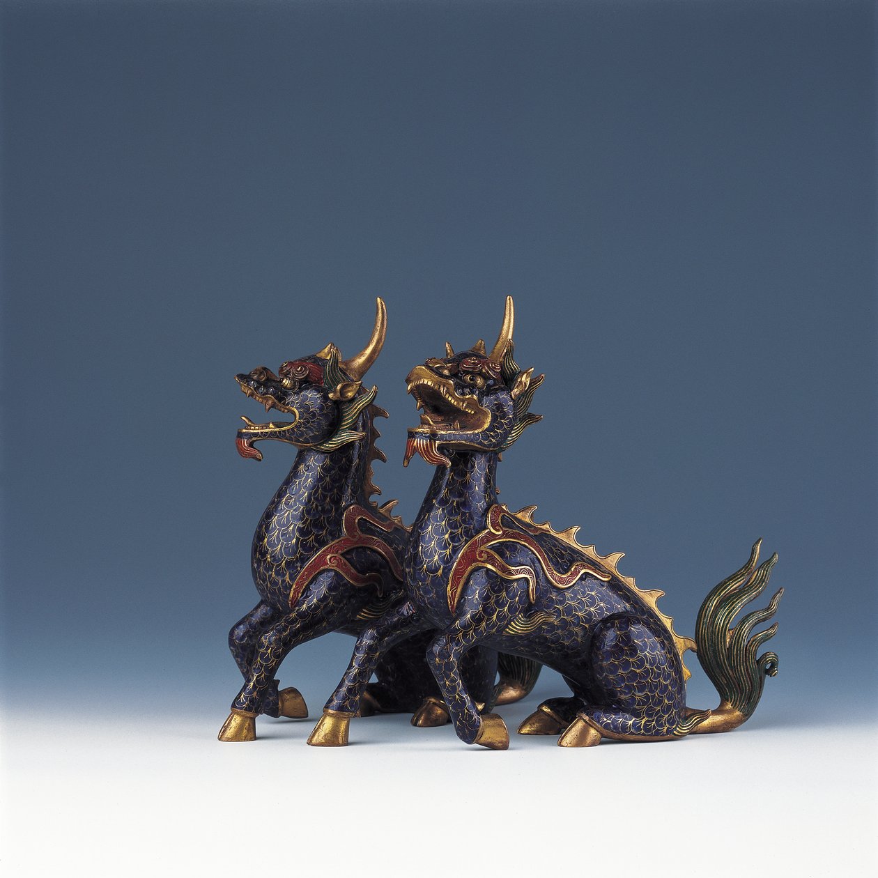 Et par sittende qilin (cloisonne-emalje og forgylt bronse) av Ming Dynasty   Wanli Period Chinese School