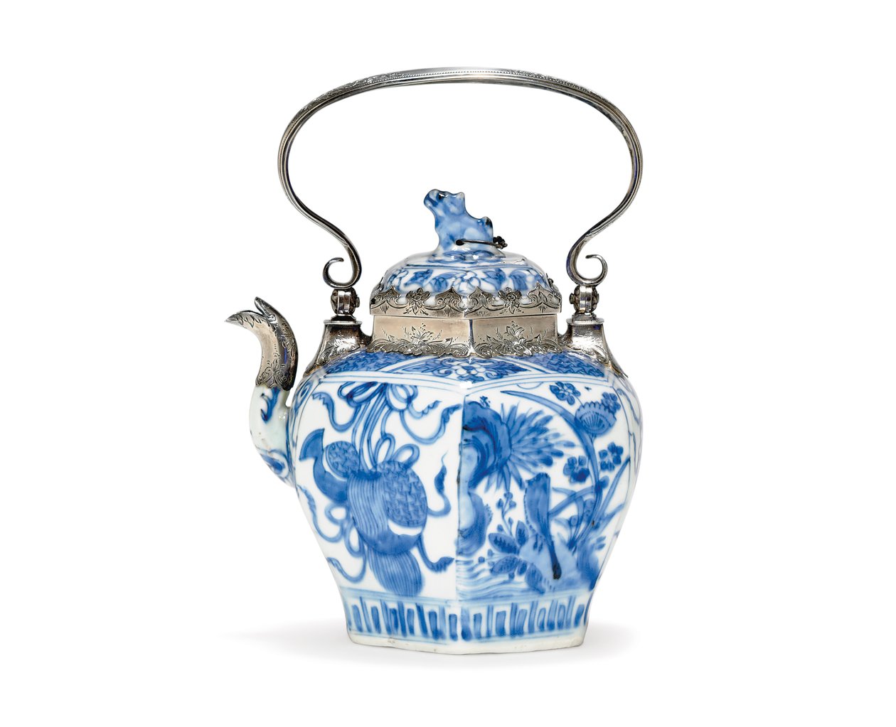 Blå og hvit tekanne og deksel (keramikk og sølv) av Ming Dynasty Chinese School