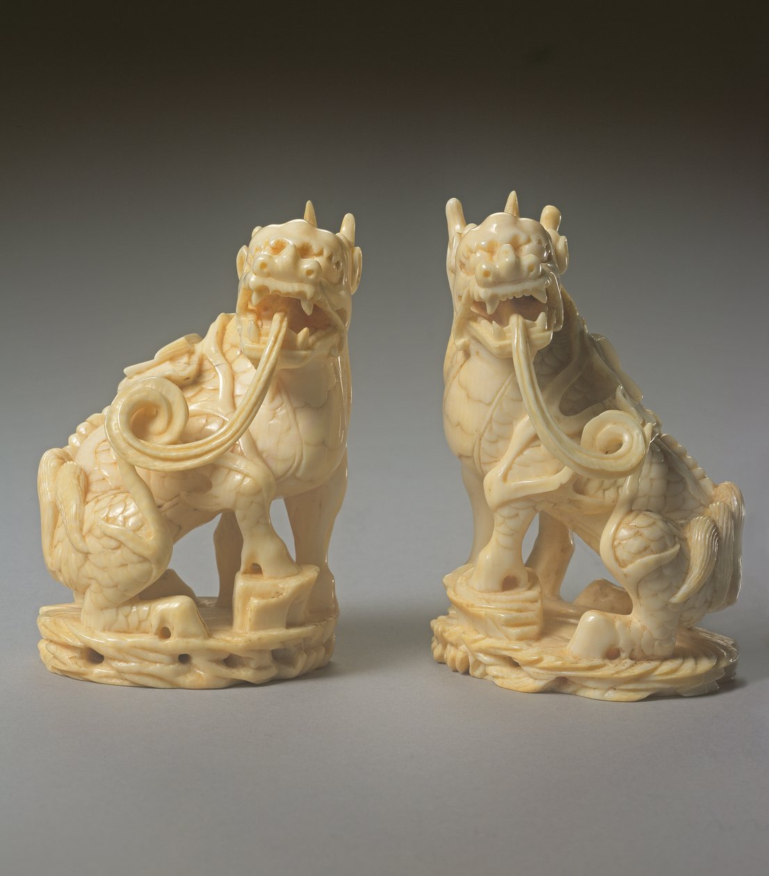 Par utskåret Qilin (se også 272190) av Ming Dynasty Chinese School