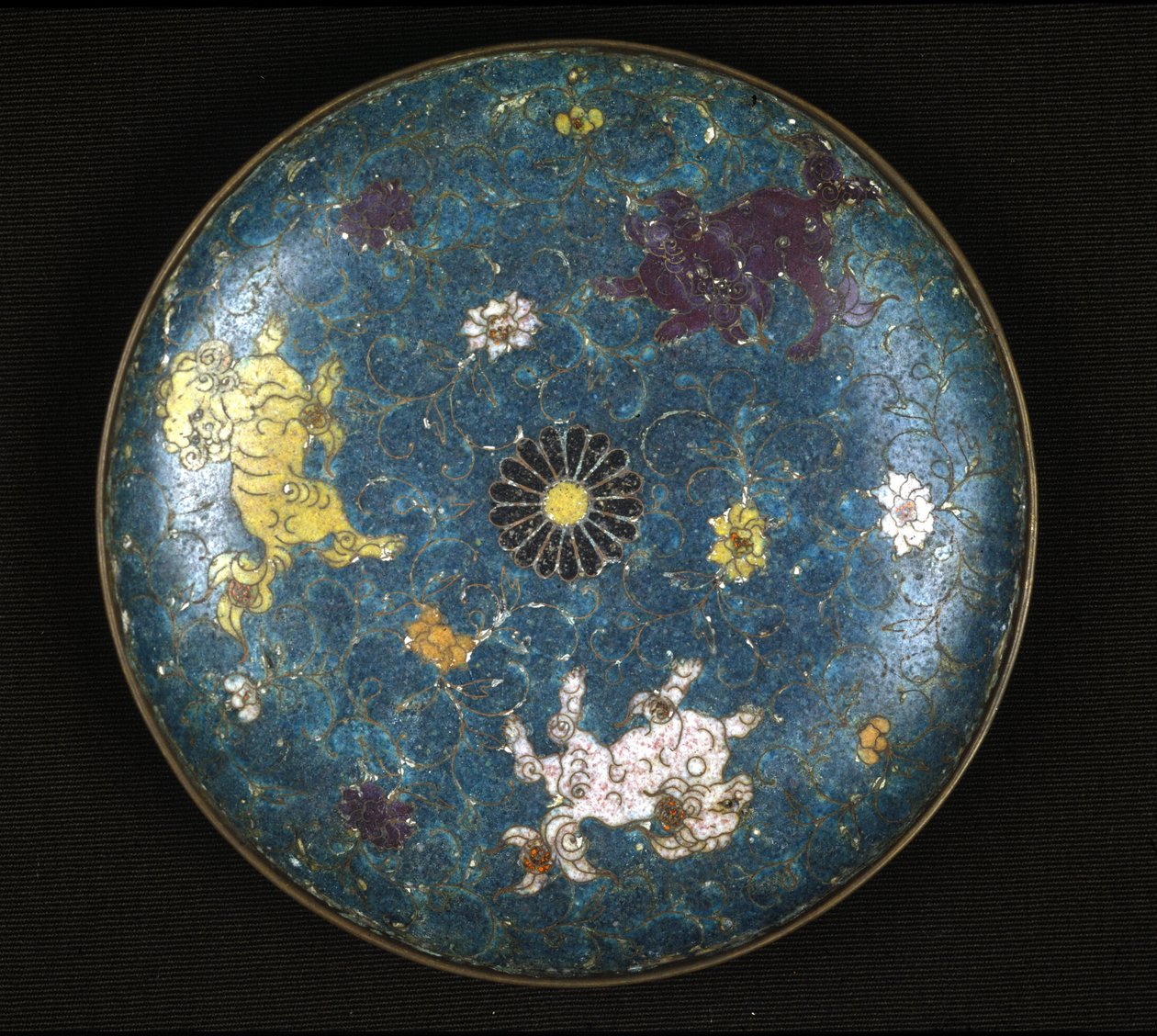 Plate i kobber og cloisonne-emalje, Ming-tid (1368 - 1644). av Ming Dynasty Chinese School