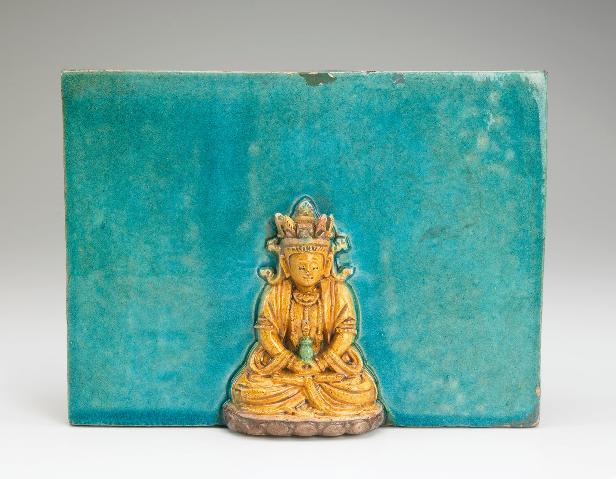 Flis med figur av Buddha Amitabha (keramikk) av Ming Dynasty Chinese School