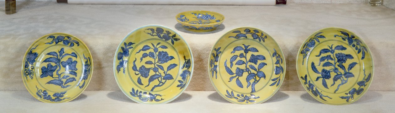 Gule bakkene malt i underglasurblått, Ming-dynastiet (keramikk) av Ming Dynasty Chinese School