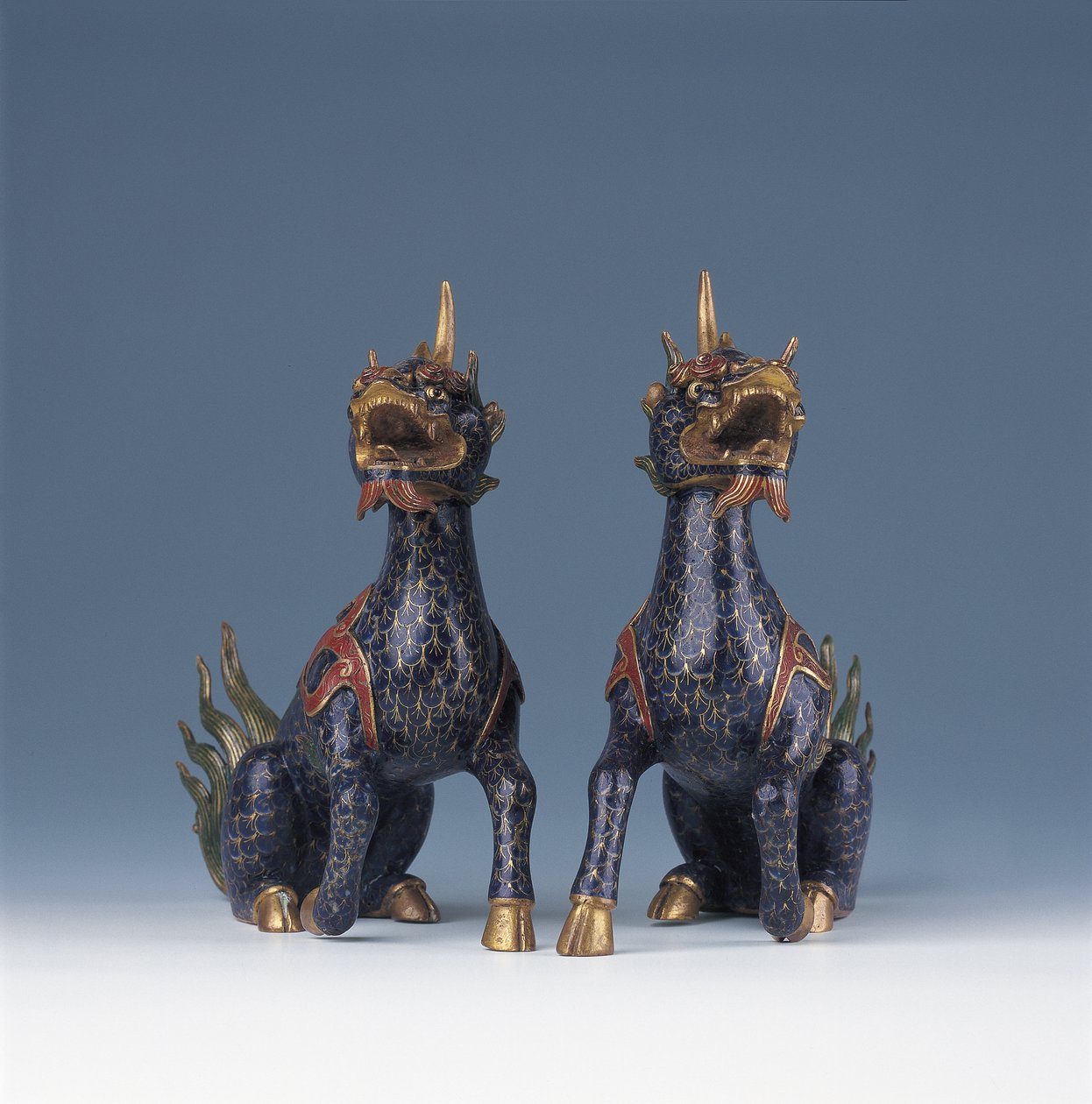 Et par sittende qilin (cloisonne-emalje og forgylt bronse) av Ming Dynasty   Wanli Period Chinese School