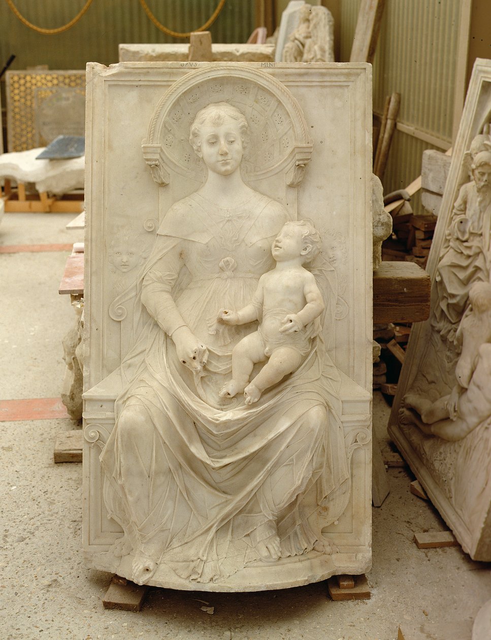 Madonna og barn (marmor) av Mino da Fiesole