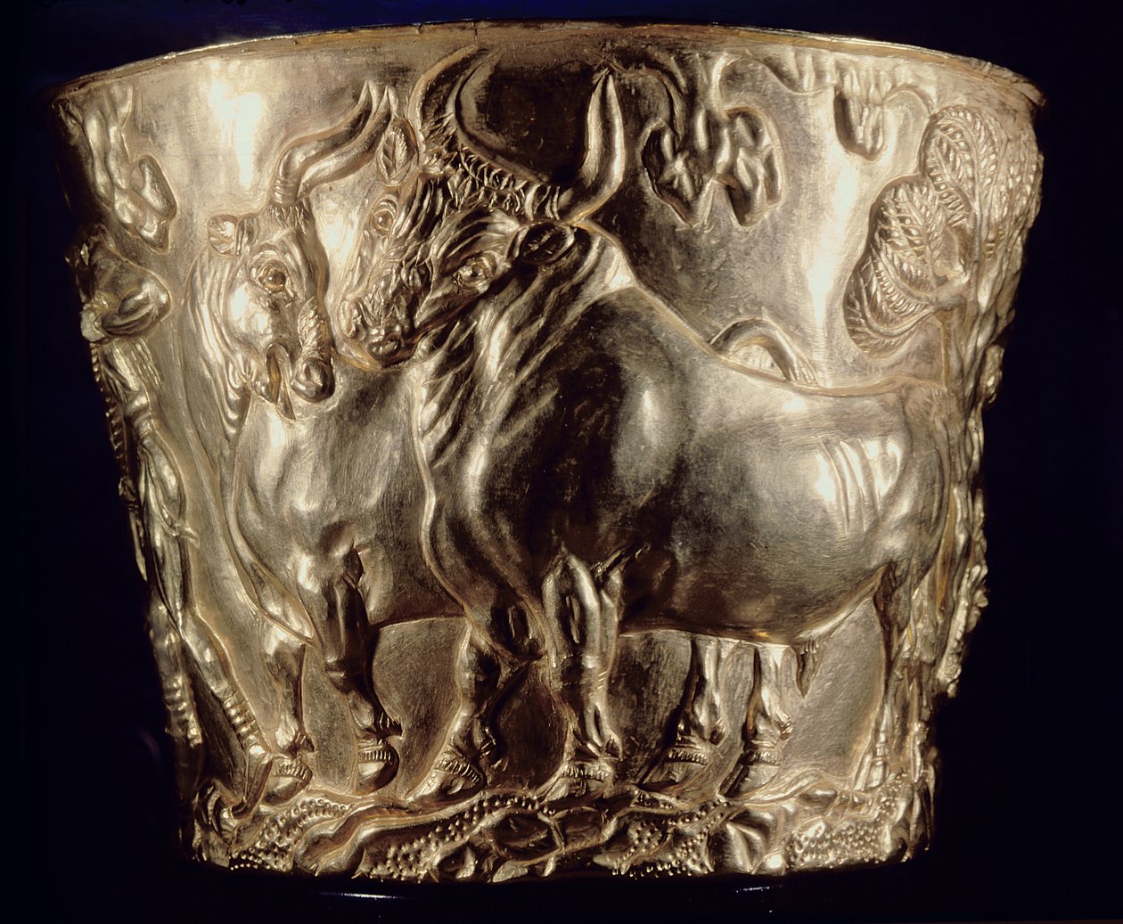 Beger, som viser en tamokse, funnet i den kongelige graven til Vaphio, Sparta, sent Minoan I, ca. 1500 f.Kr. (gull) (se også 148825) av Minoan