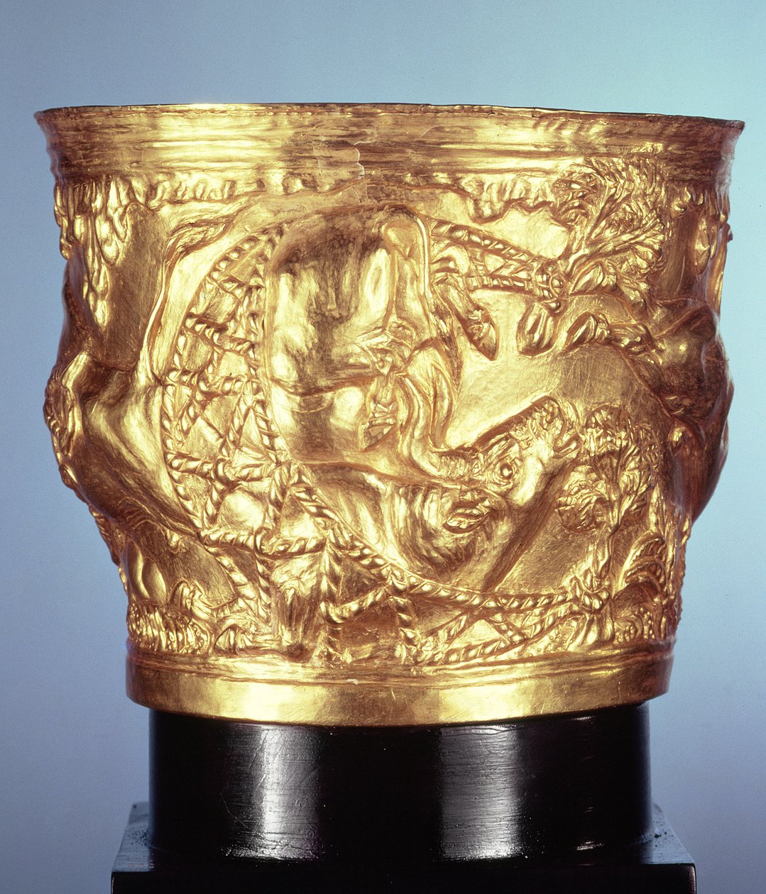 Beger, funnet i den kongelige graven til Vaphio, Sparta, sent Minoan I, ca. 1500 f.Kr. (gull) av Minoan