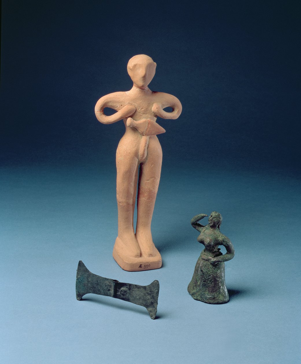 Dobbelt øksehode og to figurer fra Knossos, sent minoisk, ca. 1500 f.Kr. (fra L til R bronse, terrakotta og bronse) (se også 419819) av Minoan