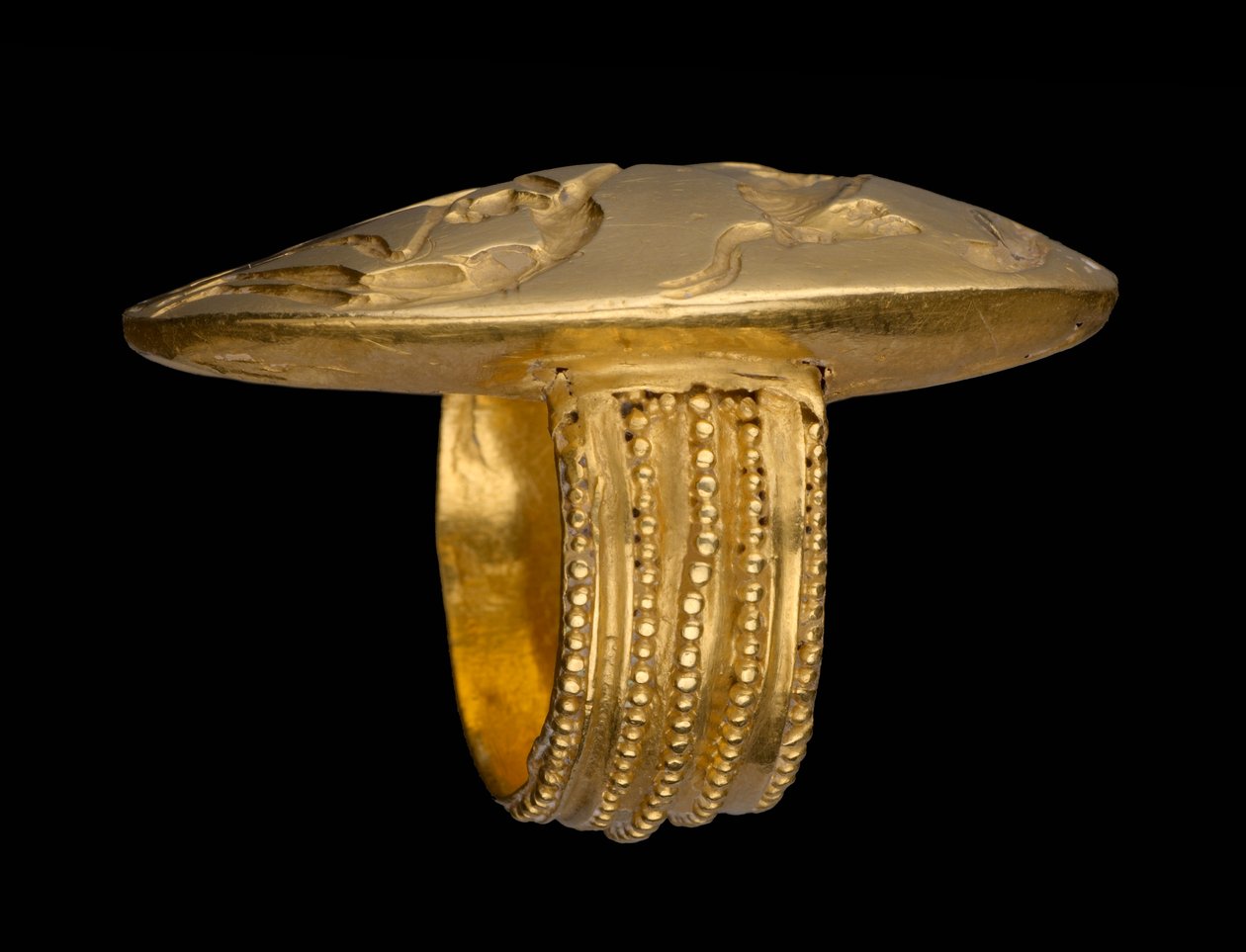 Selring som viser en tyrehoppende scene, sent minoisk, ca. 1500 f.Kr. (gull) (se også 115761) av Minoan