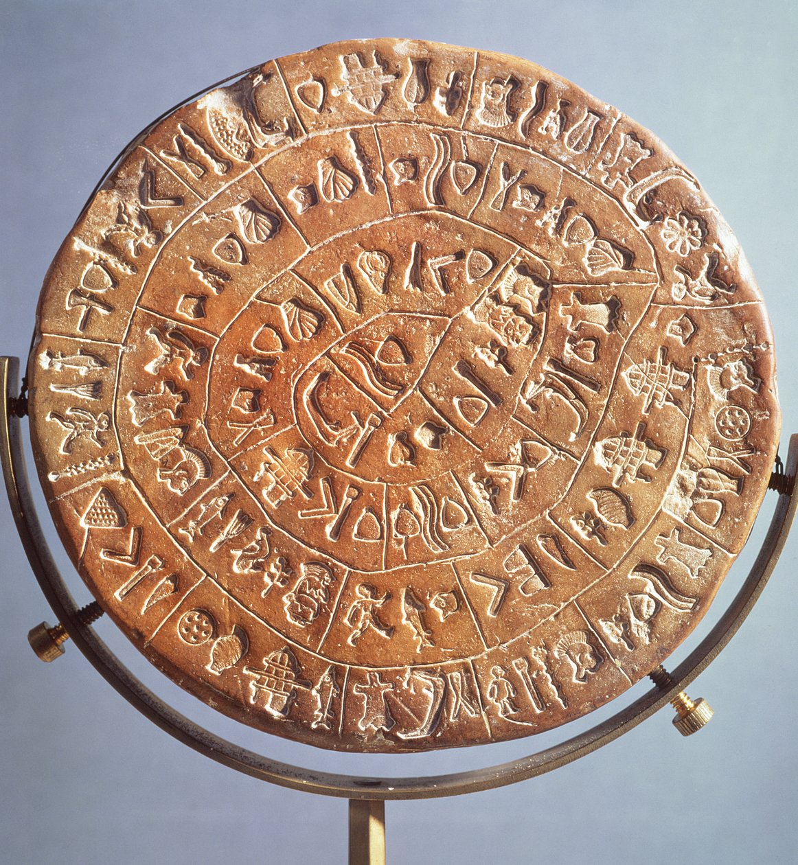 Phaistos-skiven, med symboler av ukjent betydning, fra Kreta, ca. 1650 f.Kr. (leire) (for annen side se 106116) av Minoan