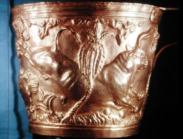 Beger, som viser en vill okse, funnet i den kongelige graven til Vaphio, Sparta, sent Minoan I, ca. 1500 f.Kr. (gull) (se også 148826) av Minoan