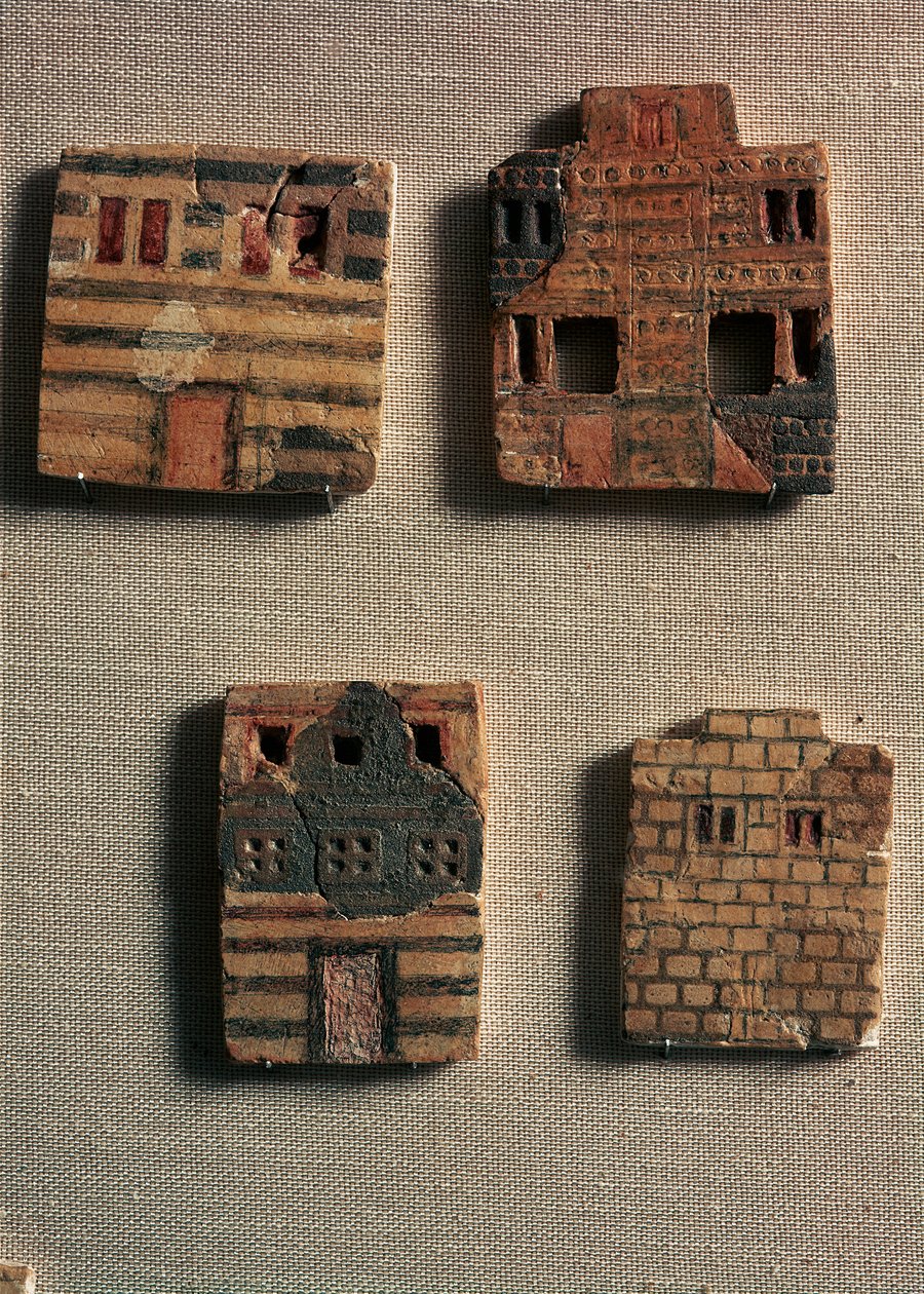 Minoisk kunst: små keramiske fliser som representerer minoiske hus. 1700-1600 f.Kr. Heraklion, arkeologisk museum Kreta - minoisk kunst: små keramiske fliser som viser minoiske hus. 1700-1600 f.Kr. Arkeologisk museum, Heraklion, Kreta, Hellas av Minoan