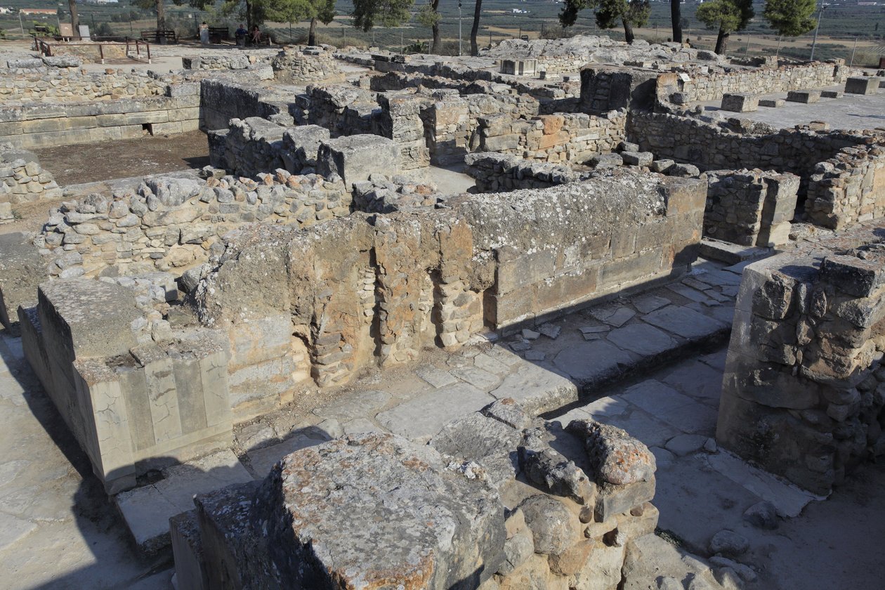 Det minoiske arkeologiske stedet Phaistos. North East-komplekset. Kompleks med fire rom i direkte tilknytning til det gamle palasset. Disse rommene ble brukt til å lagre verdifulle rituelle kar. Den berømte "" Phaistos-skiven"" med hieroglyfisk skrift ble  av Minoan