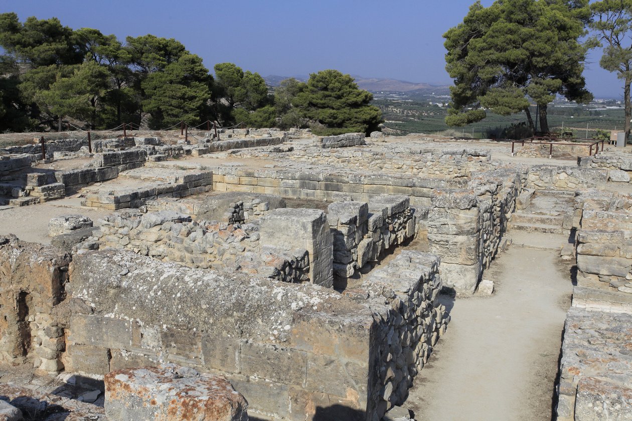 Det minoiske arkeologiske stedet Phaistos. North East-komplekset. Kompleks med fire rom i direkte tilknytning til det gamle palasset. Disse rommene ble brukt til å lagre verdifulle rituelle kar. Den berømte "" Phaistos-skiven"" med hieroglyfisk skrift ble  av Minoan