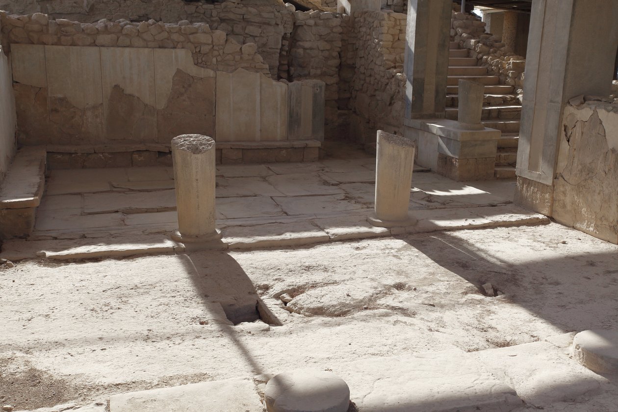 Det minoiske arkeologiske stedet Phaistos. Dronningens Megaron (dvs. dronningens leiligheter). Den sørligste av "" Royal Apartments of Phaistos. Gulvet ble belagt med gipsplater og rød puss som fylte mellomrommet. Gips ble også brukt til thr benc av Minoan