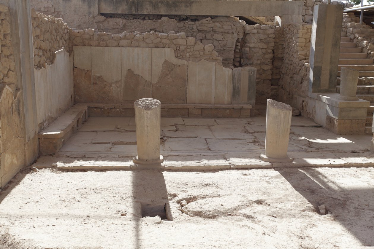Det minoiske arkeologiske stedet Phaistos. Dronningens Megaron (dvs. dronningens leiligheter). Den sørligste av "" Royal Apartments of Phaistos. Gulvet ble belagt med gipsplater og rød puss som fylte mellomrommet. Gips ble også brukt til thr benc av Minoan