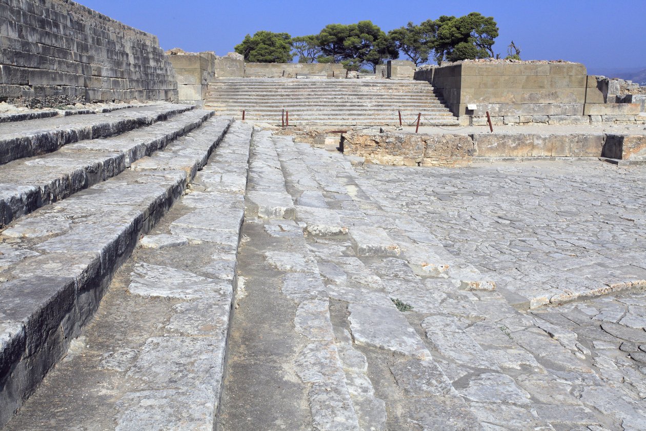 Det minoiske arkeologiske området Phaistos. Vestgården og teaterområdet. Stor asfaltert domstol foran fasaden og den sentrale inngangen til palasset (1900 -1700 f.Kr.). Denne retten spilte en viktig rolle i innbyggernes liv. Ved foten av av Minoan