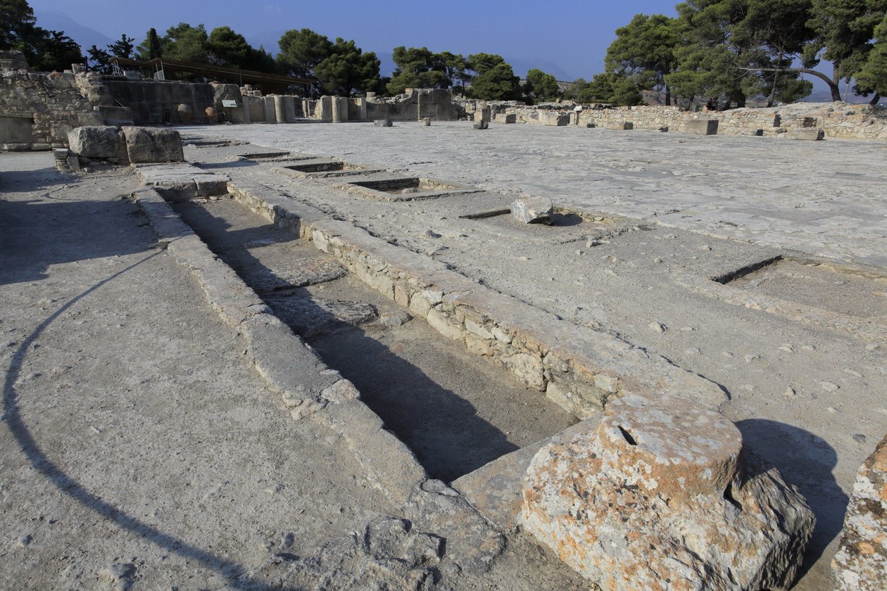 Det minoiske arkeologiske stedet Phaistos. Generell utsikt over den sentrale domstolen fra helligdommene i vestfløyen. Den sentrale domstolen er et grunnleggende arkitektonisk element i Minoen-palasset. Det er en kjerne som de forskjellige vingene er satt  av Minoan