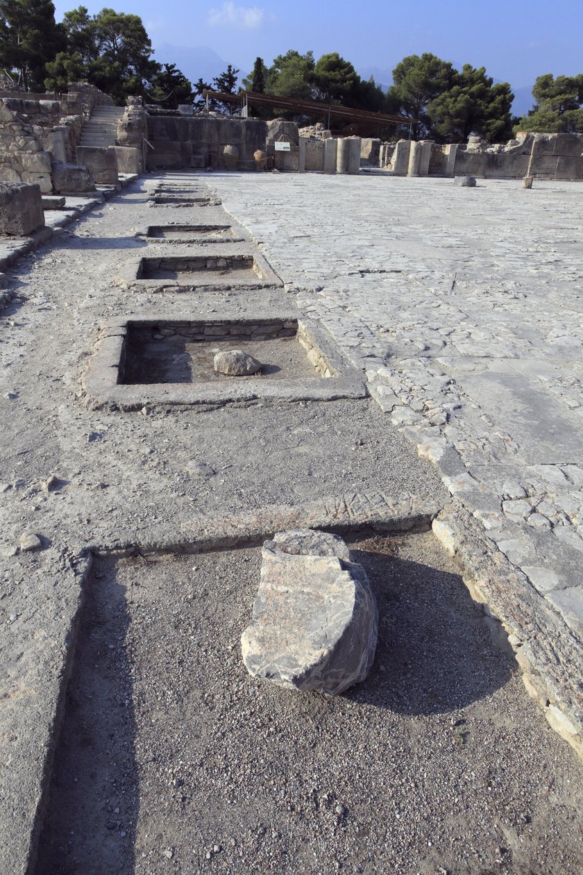 Det minoiske arkeologiske stedet Phaistos. Generell utsikt over den sentrale domstolen fra helligdommene i vestfløyen. Den sentrale domstolen er et grunnleggende arkitektonisk element i Minoen-palasset. Det er en kjerne som de forskjellige vingene er satt  av Minoan
