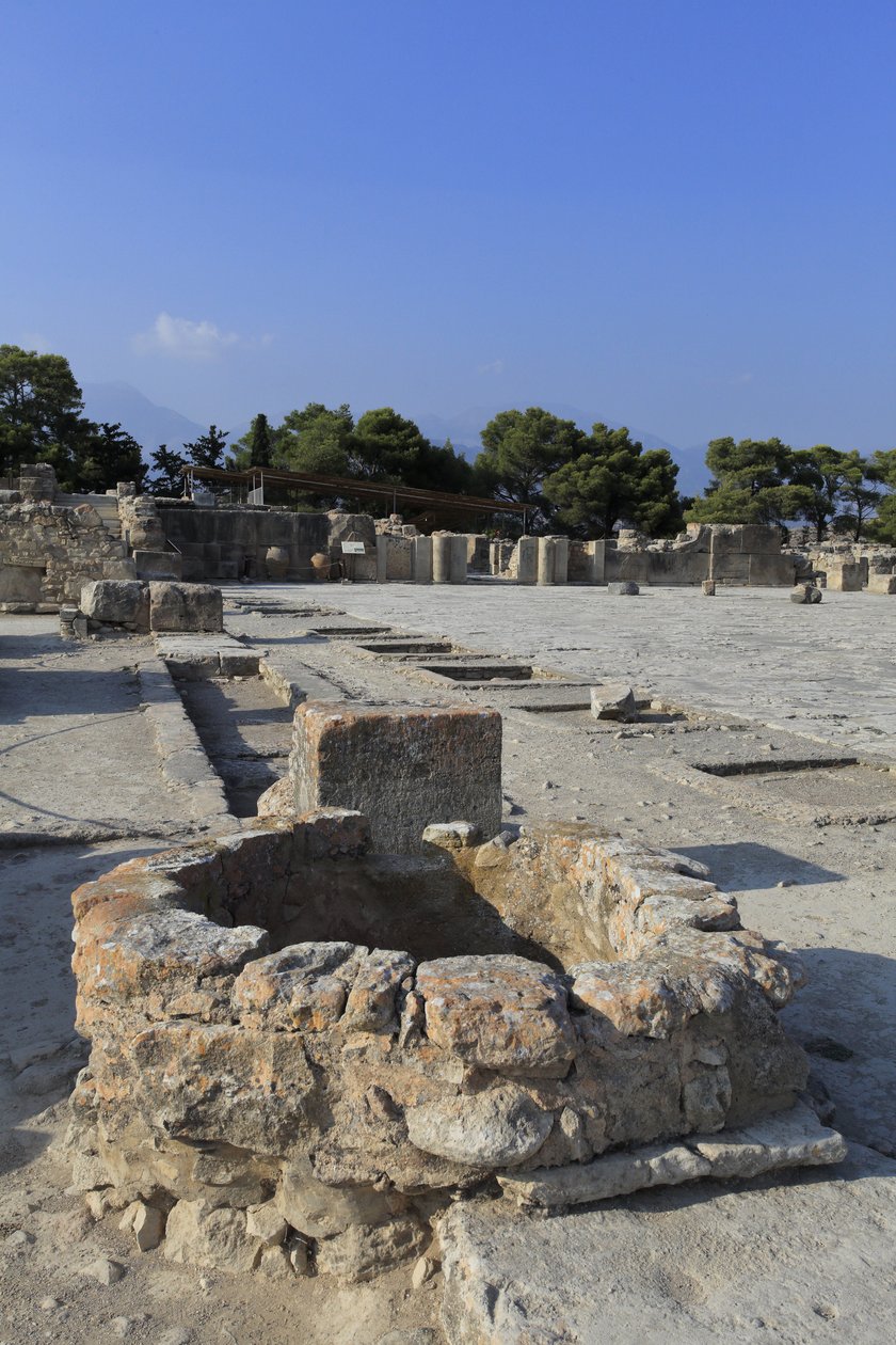 Det minoiske arkeologiske stedet Phaistos. Generell utsikt over den sentrale domstolen fra helligdommene i vestfløyen. Den sentrale domstolen er et grunnleggende arkitektonisk element i Minoen-palasset. Det er en kjerne som de forskjellige vingene er satt  av Minoan