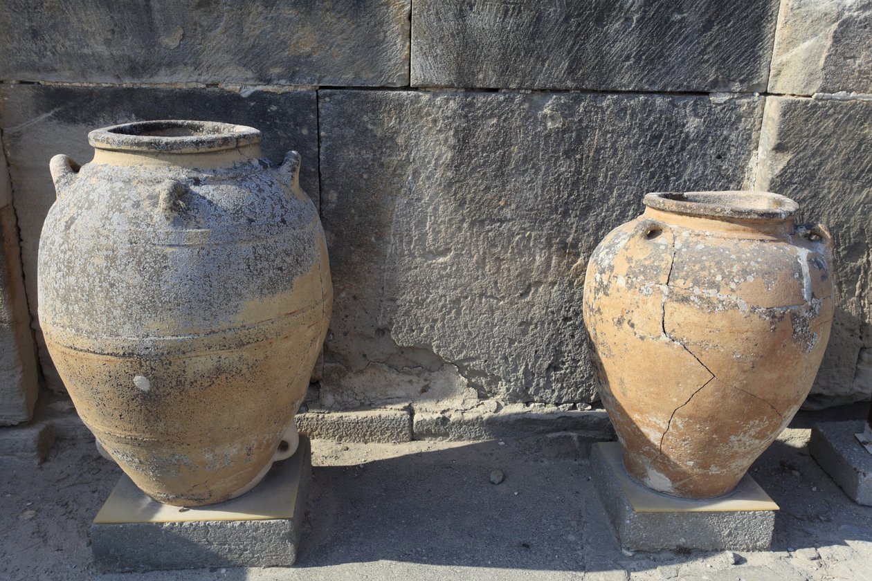 Det minoiske arkeologiske stedet Phaistos. Stor pithoi (oppbevaringskrukke), funnet ved sentralretten. Kreta. av Minoan