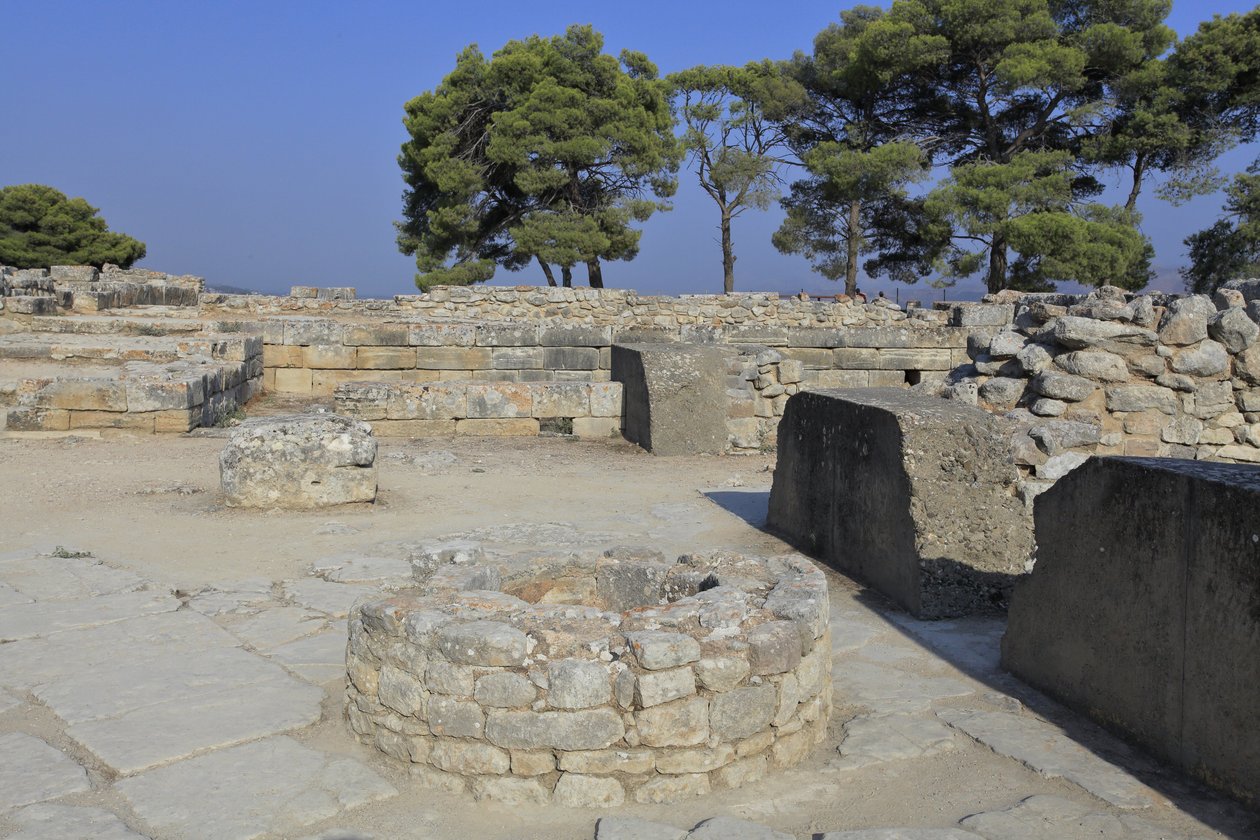 Det minoiske arkeologiske stedet Phaistos. En del av North East Complex. Kompleks med fire rom i direkte tilknytning til det gamle palasset. Disse rommene ble brukt til å lagre verdifulle rituelle kar. Den berømte "" Phaistos-skiven"" med hieroglyfisk skri av Minoan