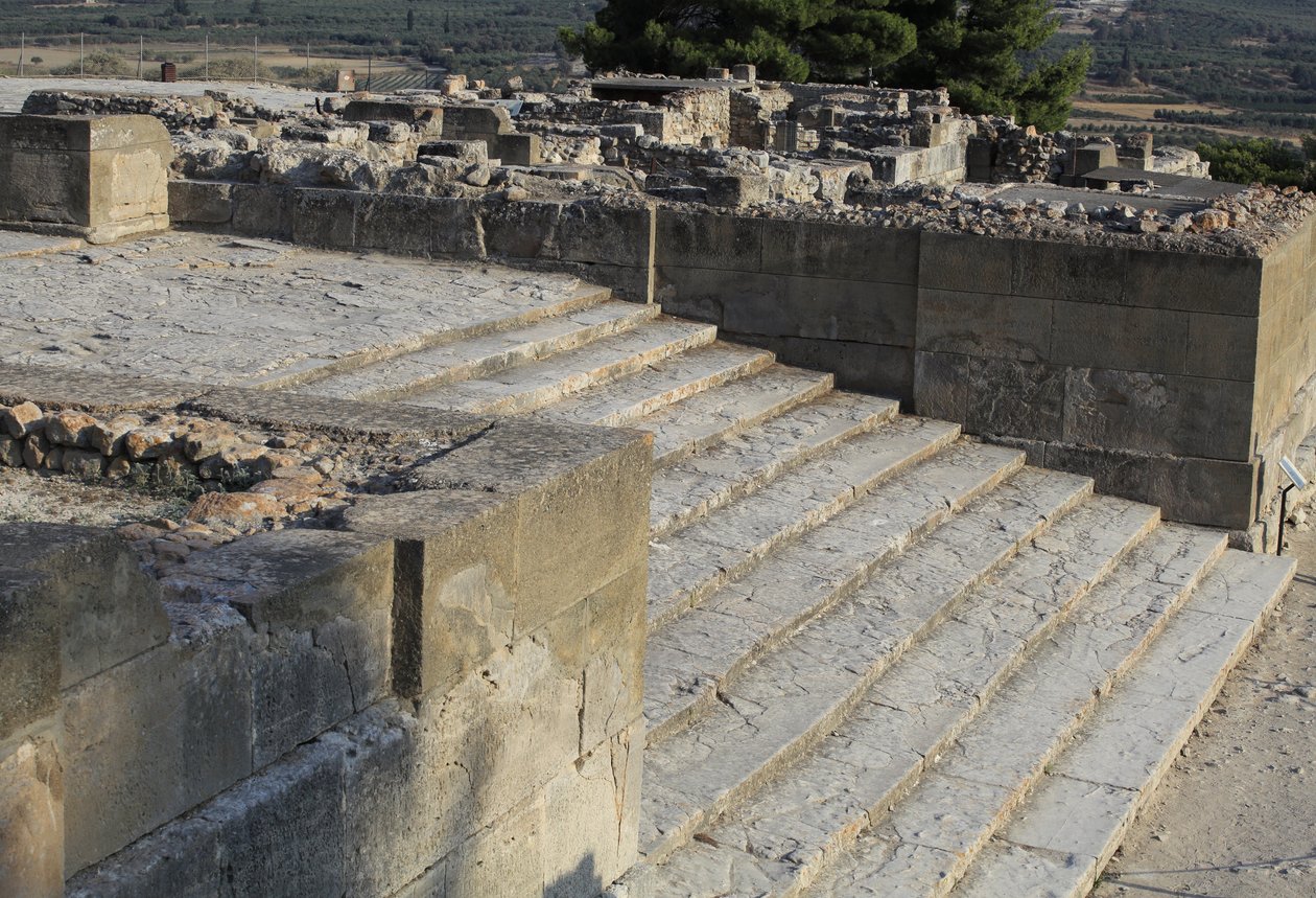 Det minoiske arkeologiske stedet Phaistos. Trapp som starter i vestgården og fører til The Propylaea, rektor og den mest imponerende inngangen til det nye palasset (1700-1450 f.Kr.). Phaistos, Kreta. av Minoan