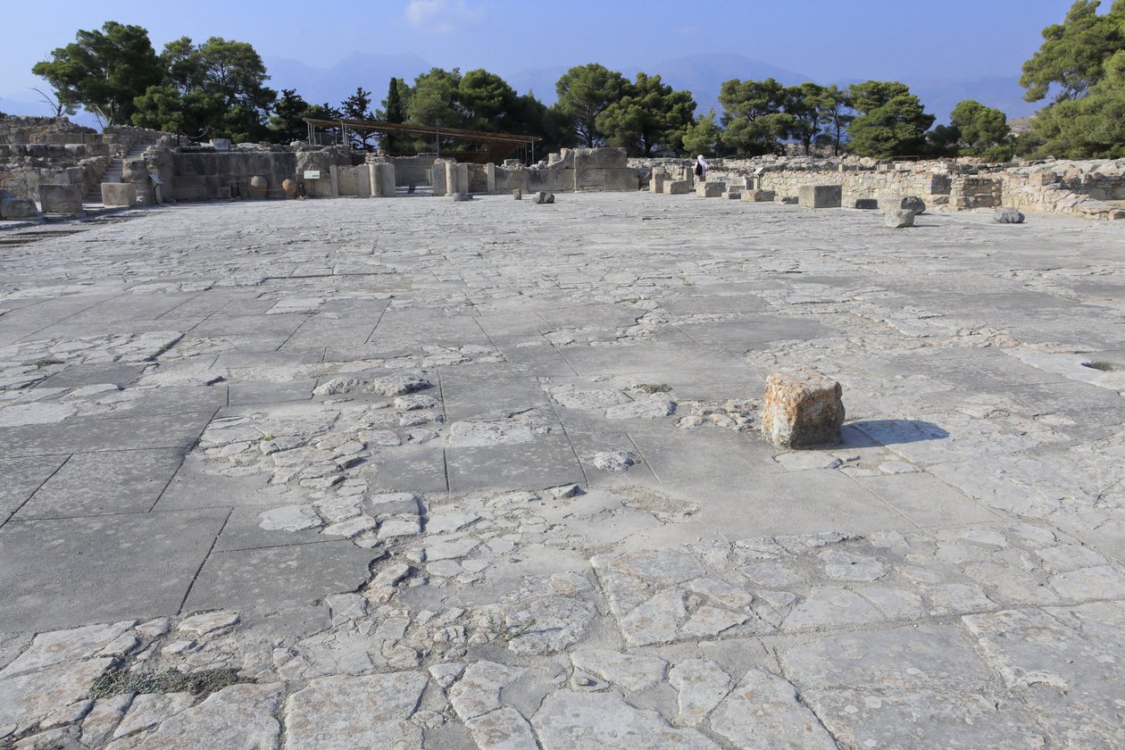 Det minoiske arkeologiske stedet Phaistos. Den sentrale domstolen, et grunnleggende arkitektonisk element i Minoen-palasset. Det er en kjerne som de forskjellige vingene er satt rundt. Denne sentrale domstolen ble bygget i det gamle palassets tid (1900-170 av Minoan