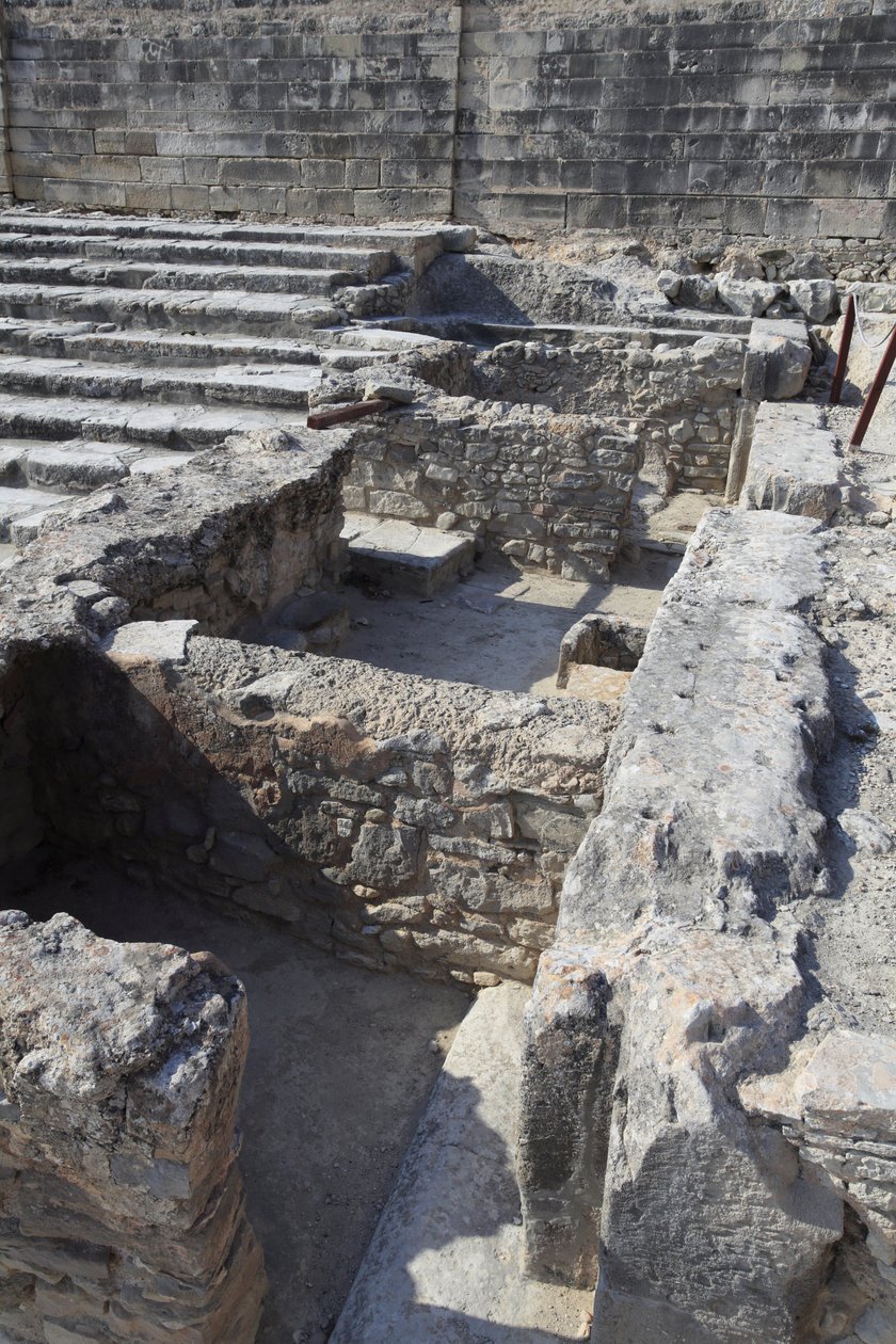 Det minoiske arkeologiske stedet Phaistos. Trepartshelligdommen. Dette komplekset av rom foran palasset var en liten helligdom. Phaistos, Kreta. av Minoan