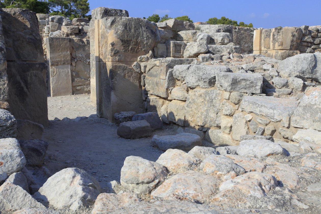 Det minoiske arkeologiske stedet Phaistos. Vestmagasinene. Stort kompleks av palassets lagerrom. Utsikt over noen av de 11 magasinene som palassets varer ble lagret i (1900-1700 f.Kr.) Phaistos, Kreta. av Minoan