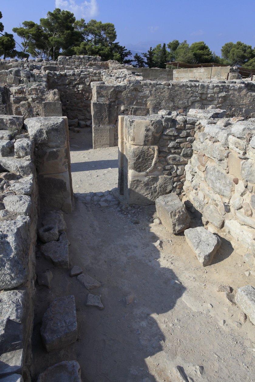 Det minoiske arkeologiske stedet Phaistos. Vestmagasinene. Stort kompleks av palassbodene. Utsikt over noen av de 11 magasinene som palassets varer ble lagret i (1900-1700 f.Kr.) Phaistos, Kreta. av Minoan