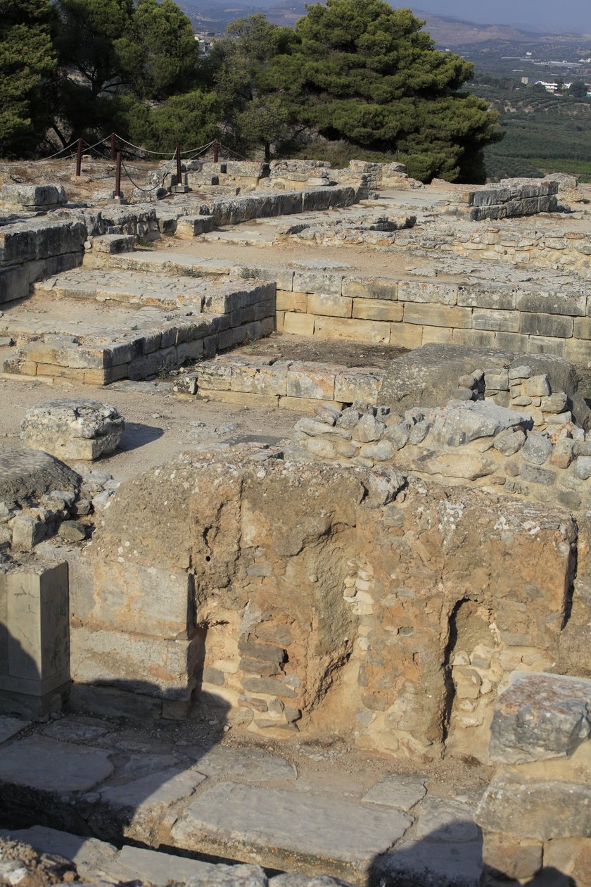 Det minoiske arkeologiske stedet Phaistos. Utsikt over North East Complex. Kompleks med fire rom i direkte tilknytning til det gamle palasset. Disse rommene ble brukt til å lagre verdifulle rituelle kar. Den berømte "" Phaistos-skiven"" med hieroglyfisk sk av Minoan