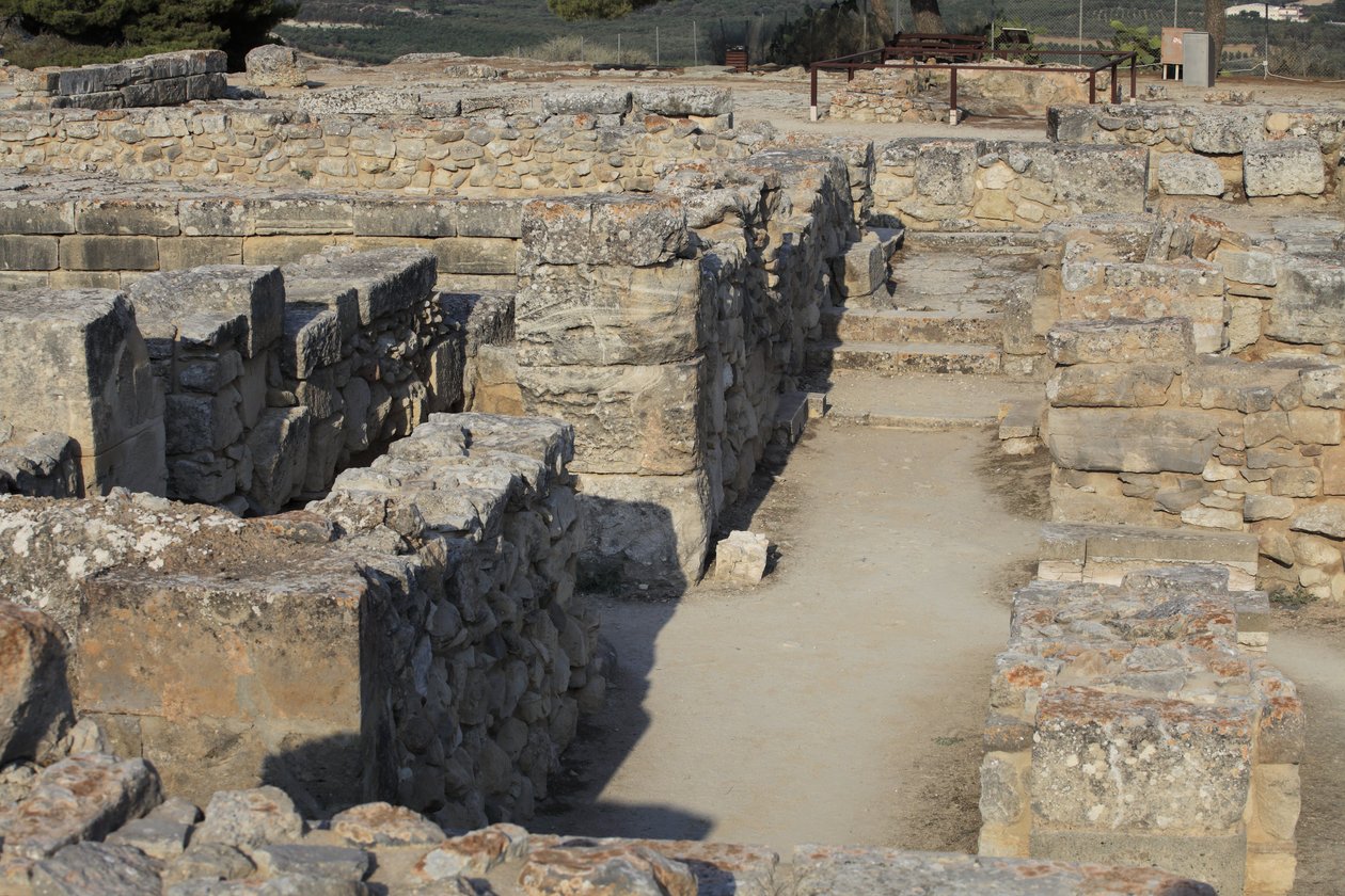 Det minoiske arkeologiske stedet Phaistos. Utsikt over North East Complex. Kompleks med fire rom i direkte tilknytning til det gamle palasset. Disse rommene ble brukt til å lagre verdifulle rituelle kar. Den berømte "" Phaistos-skiven"" med hieroglyfisk sk av Minoan
