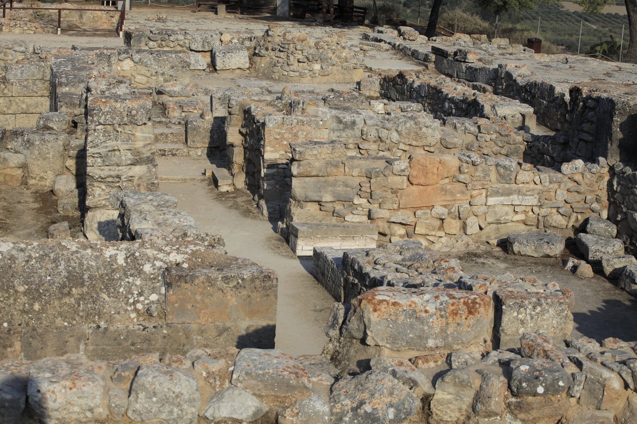 Det minoiske arkeologiske stedet Phaistos. Utsikt over North East Complex. Kompleks med fire rom i direkte tilknytning til det gamle palasset. Disse rommene ble brukt til å lagre verdifulle rituelle kar. Den berømte "" Phaistos-skiven"" med hieroglyfisk sk av Minoan
