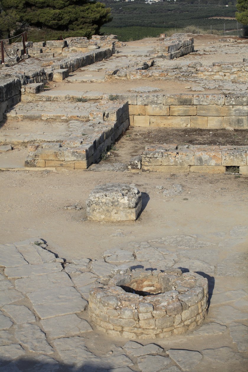 Det minoiske arkeologiske stedet Phaistos. Utsikt over North East Complex. Kompleks med fire rom i direkte tilknytning til det gamle palasset. Disse rommene ble brukt til å lagre verdifulle rituelle kar. Den berømte "" Phaistos-skiven"" med hieroglyfisk sk av Minoan